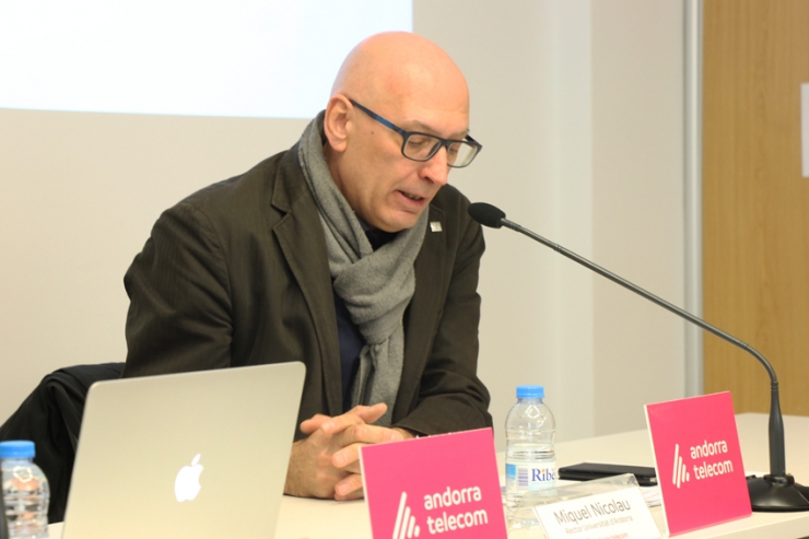 El rector de l'UdA, Miquel Nicolau, exposa la col·laboració de la universitat amb el 10è Saló del videojoc.